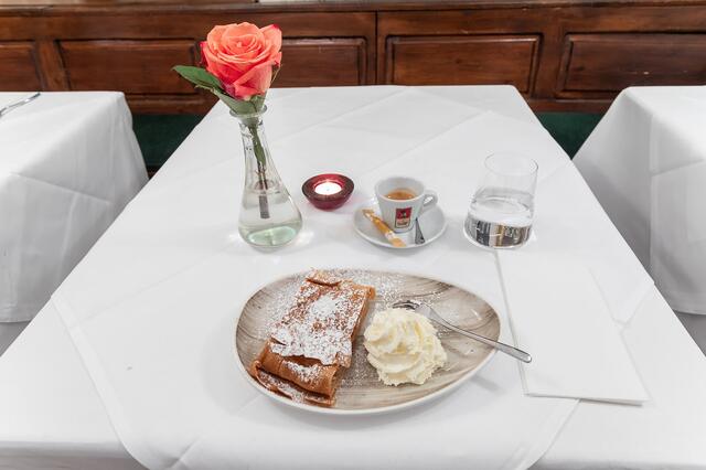 Der hausgemachte Apfelstrudel mit Schlag darf als Abschluss eines guten Essens nicht fehlen. | Foto: Michael Ellenbogen
