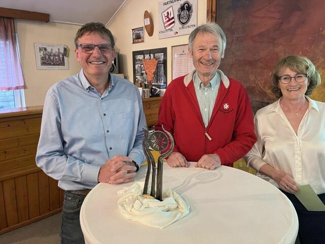 Ehrung von Walter Fichtenbauer (Bild Mitte, Kassierin Doris Koranda und Obmann Walter Grabler) | Foto: ÖAV Sektion Königstetten