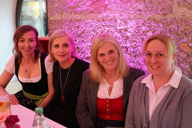 Fröhliches Damenquartett um die Wirtin Stefanie Kurz (1. v. l.) vom Gasthaus Pass Lueg. | Foto: Maria Tiefenbacher-Schöndorfer, 2023