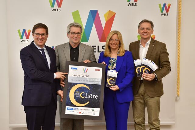 Bgm. Andreas Rabl, Harald Wurmsdobler (Präsident Chorverband OÖ), Vize-Bgm. Christa Raggl-Mühlberger und Peter Jungreithmair (GF Wels M&amp;T GmbH) zeigen sich erfreut über die "Lange Nacht der Chöre" am 17. Mai in der Welser Innenstadt. | Foto: Wels Marketing &amp; Touristik GmbH