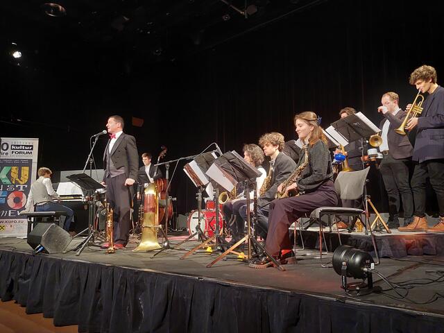 Eddie Lewis und sein Orchester boten Entertainment vom Allerfeinsten.  | Foto: Kulturforum