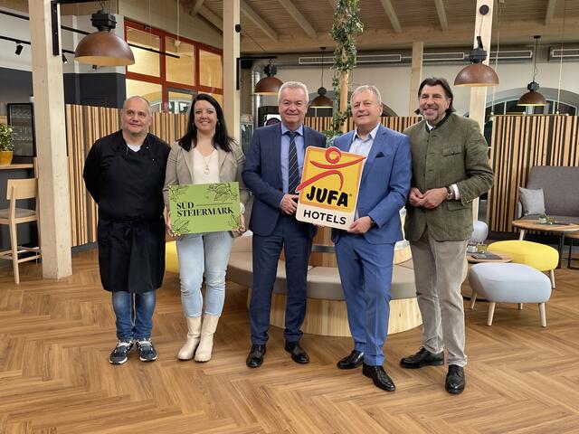 Beim Restart des Jufa Hotels Schilcherland in Deutschlandsberg: Hotelleiter Harald Franzl, Nora Ruhri vom Tourismusverband Südsteiermark, Landeshauptmann-Stv. Anton Lang, Jufa-Vorsitzender Gerhard Wendl und Bgm. Josef Wallner (v.l.) | Foto: Susanne Veronik