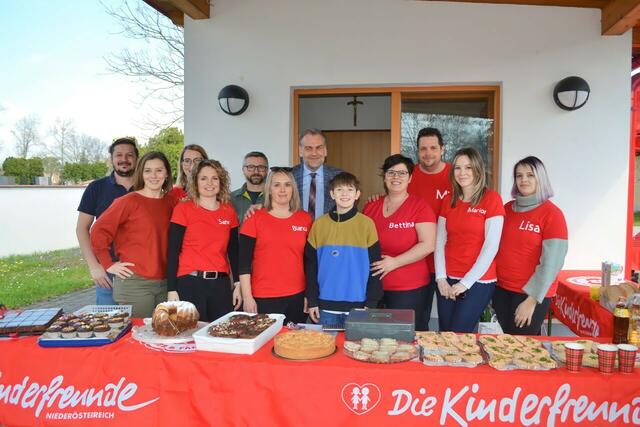 Mario Gabriel, Doris Bauer, Christina Ullreich, Sandra Kirchner, René Bauer, Bianca Weninger, Bgm. und Abg. z. NR Andreas Kollross, Oliver Schartner, Bettina Schartner, Kinderfreunde-Vorsitzender Michael Schneller, Marion Winter und Lisa Poisl (von links nach rechts) | Foto: Artmann/Servus Nachbar