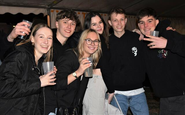 Jana, Lukas, Emma, Laura, Florian und Lukas genossen die Wahnsinns-Stimmung. | Foto: Klara Fruhstorfer