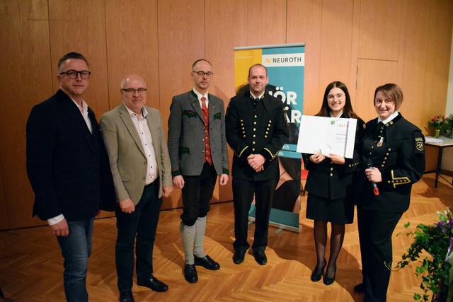 Anja Oswald  - Ehrenzeichen 10 Jahre in Bronze. Erwähnt wurde auch die Abschlussprüfung auf der Klarinette mit Auszeichnung 2022 | Foto: Bergkapelle Piberstein