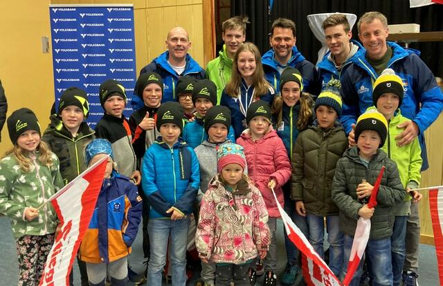 Julia Mühlbacher mit den Kindern und Funktionären des ASVÖ SC Höhnhart. | Foto: ASVÖ SC Höhnhart