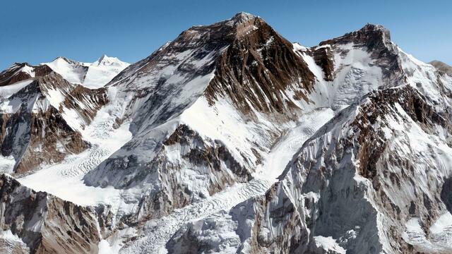 Der 8848m hohe Mount Everest an dem Reinhold Messner und Peter Habeler 1978 Alpinismus Geschichte schrieben. | Foto: DLR