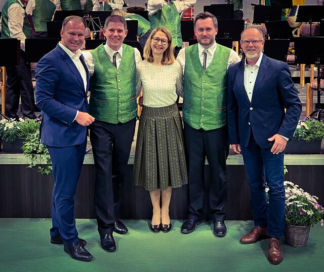 Nach dem Frühlingskonzert: Bürgermeister Fabio Halb (Mühlgraben), Kapellmeister Martin Preininger, Bürgermeister Monika Pock (Neuhaus), Vereinsobmann Martin Wolf, Vizebürgermeister Rudolf Rogatsch. | Foto: Musikverein Neuhaus am Klausenbach