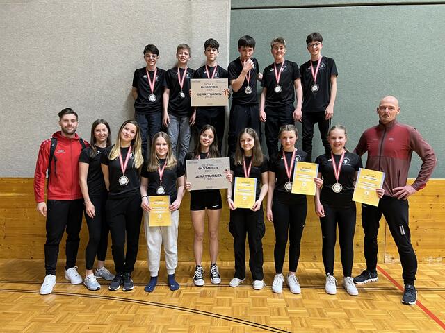 Die Sportschüler- und Schülerinnen freuen sich über die Silbermedaillen. | Foto: SMS NWK