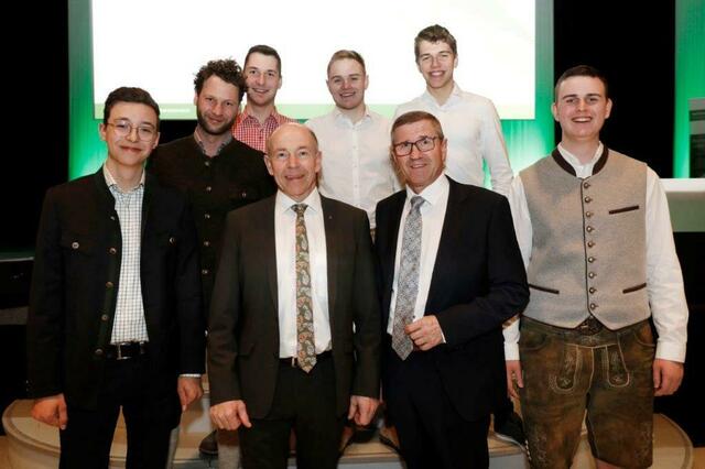 Schüler der Schüler*innengenossenschaft der HLBLA St. Florian beim Landesgenossenschaftstag am 29.3.2023 gemeinsam mit Leonhard Mayrhofer (Lehrer an der HLBLA St. Florian), Max Hiegelsberger (Präsident des OÖ Landtages), Franz Gessl (Leiter Bildungsservice Raiffeisenverband Oberösterreich)
 | Foto: HLBLA St. Florian 