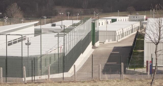 Im Gefängnis für Geflüchtete in Lipa in Bosnien sollen Geflüchtete unter menschenverachtenden Bedingungen eingesperrt sein. | Foto: SOS Balkanroute / OTS