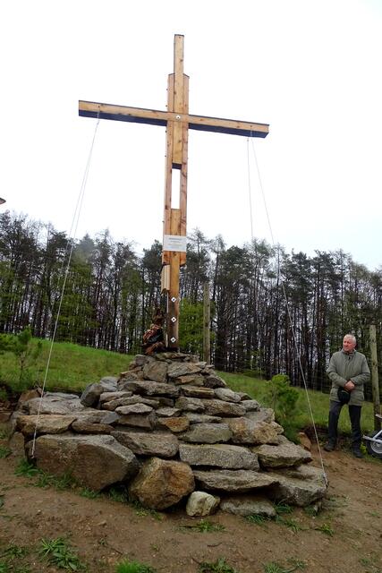 Tischler Manfred Stättler gestaltete das neue Gipfelkreuz am Hoferberg.
