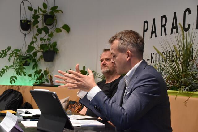 Anwalt Berthold Hofbauer (rechts) ist überzeugt, dass die Ausschreibung der Fiakerstandplätze auf vielen Ebenen rechtswidrig ist. Auch im Bild: VGT-Obmann Martin Balluch. | Foto: Philip Steiner
