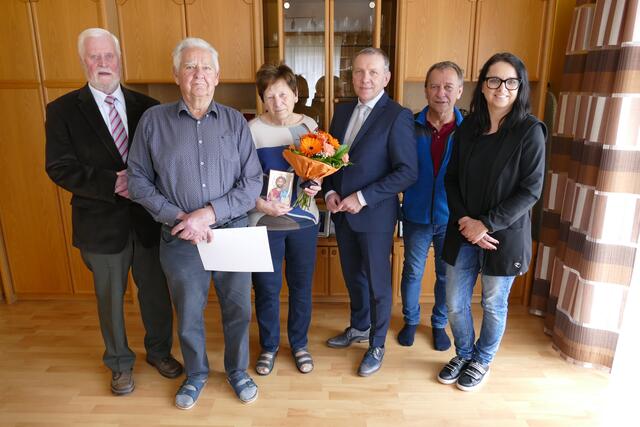 Diakon Josef Trinko, Erich und Herta Zimmerl, Josef Ramharter, Harald Zimmerl sowie Sandra Eichler (v.l.) | Foto: Stadtgemeinde Waidhofen