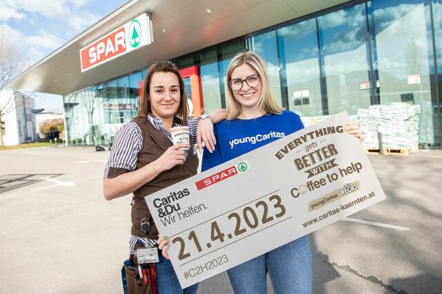 Laden zum Kaffeetrinken für Menschen in Krisen ein: Melanie Schlieber, Marktleiter Stellvertreterin SPAR-Supermarkt Klagenfurt, Lodengasse und Ramona Janesch von der youngCaritas (v. li)  | Foto: SPAR/gleissfoto