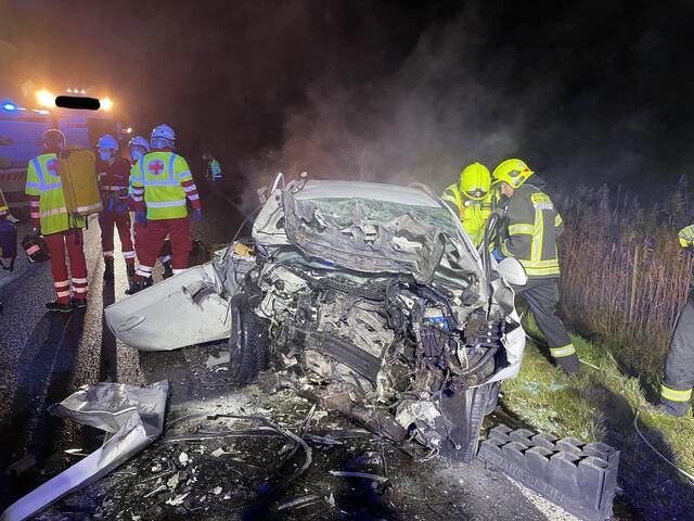 Zwei PKWs kollidierten. Ein Familienvater kam dabei ums Leben. | Foto: FF Tulln