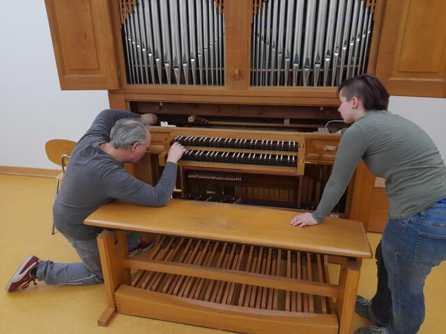 Niemeczek und seine Mitarbeiterin Frau Hömstreit bei Arbeiten an einer kleinen Orgel: Orgelaufstellung in der HMT – Leipzig | Foto: Niemeczek