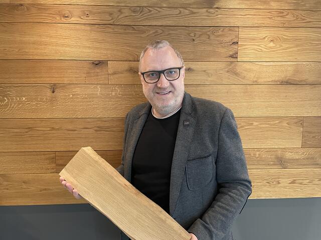 Reinhart Blumberger mit eine Stück Eichenholz. | Foto: Daniel Schmidt