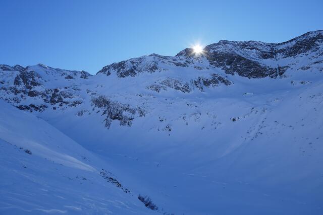 Die ersten Sonnenstrahlen tauchen über der Romatenspitze auf.  | Foto: Thomas Neuhold