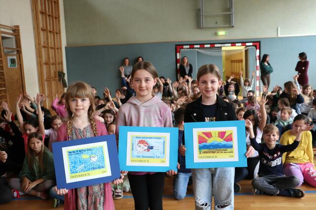 Die Zeichnungen von Isabella Schreiber, Melina Kainbacher und Katharina Häusl wurden zum Motiv für Briefmarken mit 1 Euro Nennwert. | Foto: Edith Ertl