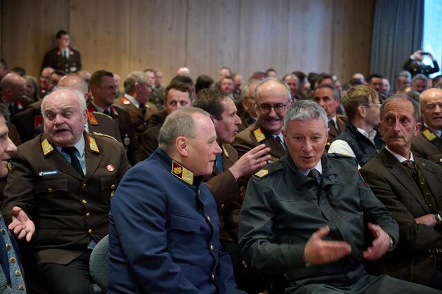 Auch Bezirks-Polizeikommandant Thomas Winkler (vorne links) und Oberst Johannes Nußbaumer (vorne rechts) vom Bundesheer waren in Großarl dabei. | Foto: Stefan Hafner
