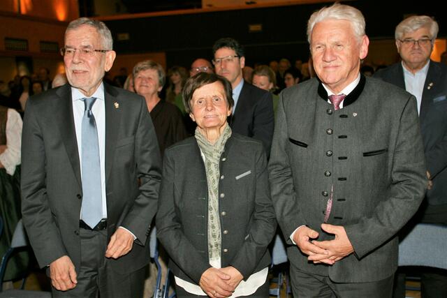 Zu seinem 80. Geburtstag im Jahr 2018 gab Eugen Larcher nebst vielen Freunden und Wegbegleitern auch Bundespräsident Alexander Van der Bellen die Ehre. | Foto: Toni Zangerl