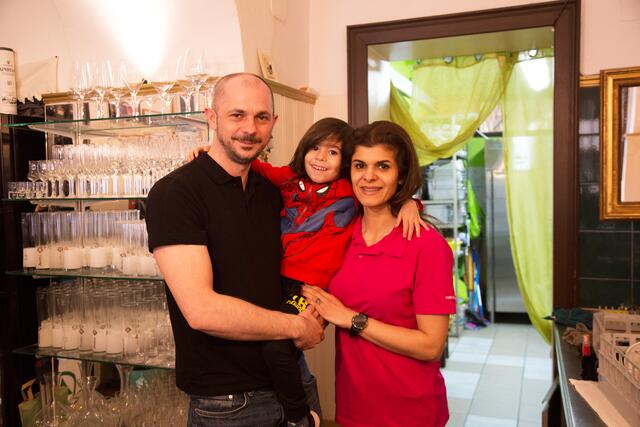 Mladen Stanojević und sein ganzer Stolz: seine Frau und Tochter. | Foto: Michael Ellenbogen