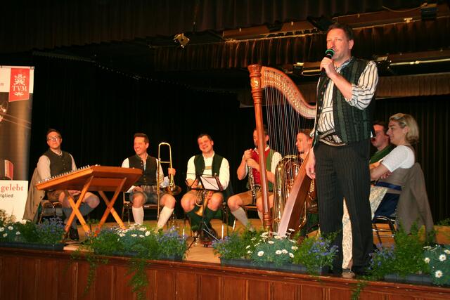 Peter Margreiter führte in bekannt charmanter Art durch den Volksmusikabend mit den Alpenlandlern.  | Foto: Mair