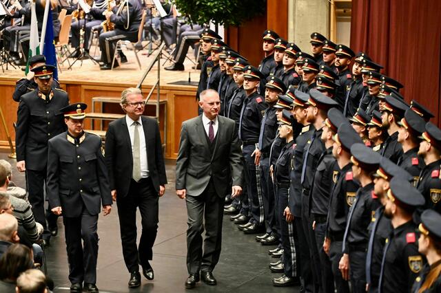 Ausmusterungsfeier in Trofaiach: Landespolizeidirektor Gerald Ortner, Landeshauptmann Christopher Drexler und Innenminister Gerhard Karner nahmen an der feierlichen Zeremonie teil.  | Foto: LPD/Hellinger