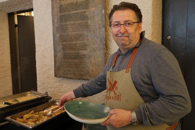 Der Wirt Manfred Moser vom Gasthaus Abfalter war für den kulinarischen Teil des Festes zuständig | Foto: Maria Tiefenbacher-Schöndorfer, 2023