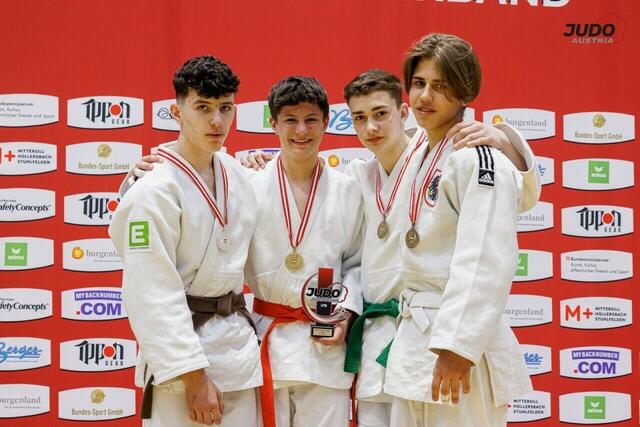 Michael Hacksteiner (2. von links) konnte sich bei den unter 16-Jährigen durchsetzen und Gold holen. | Foto: Sanjindo, Judo Austria, EJU