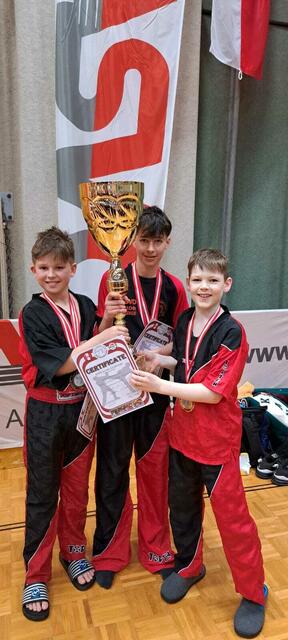 Die Athleten Noah, Simon und Levin durften sich gemeinsam über Gold freuen | Foto: Kickbox Club Rohrbach