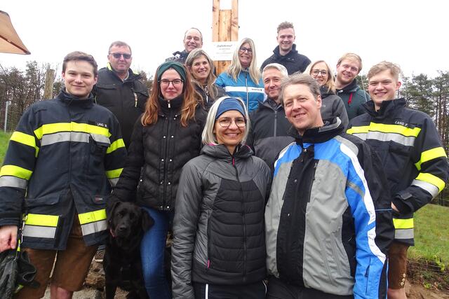 Silke Flicker und Wolfgang Lang richtet mit Hilfe von Freunden und Familienmitgliedern das neue Gipfelkreuz auf. | Foto: KK