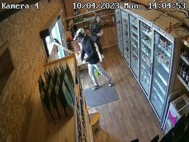 Auf den folgenden Fotos sieht man Aufnahmen der Überwachungskamera, die den Diebstahl aufzeichnete. | Foto: Ernst Modritsch/Überwachungskamera