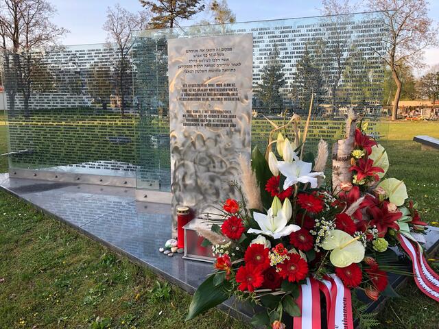 Die Gedenkveranstaltung findet beim Mahnmal am Welser Friedhof statt. | Foto: Antifa