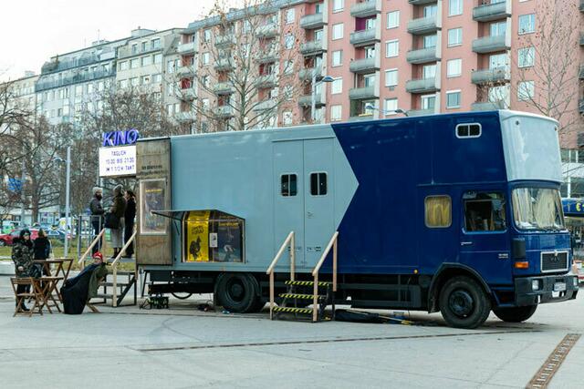 Mitten am Praterstern öffnet das Milieu Kino erneut seine Türen. Von 21. April bis 21. Mai ist der Film "Sine Meta Drom" zu sehen.  | Foto: Martina Stapf