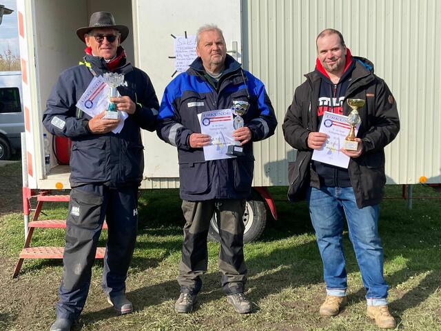 Von links: Christian Luft Christian (3), Sieger Manfred Wolfinger und der zweitplatzierte Imre Molnar. | Foto: HSV L/ZV Ennsdorf