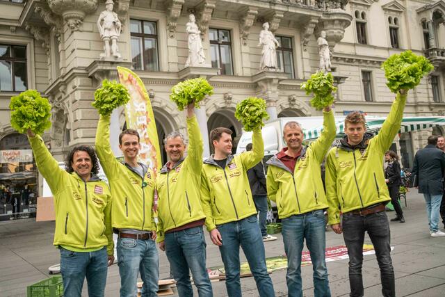 Die neue Saison für den Grazer Krauthäuptel ist eröffnet: Grazer Krauthäuptel-Produzentinnen und Produzenten freuen sich über die frische Ernte vom Feld | Foto: LK Steiermark/Danner
