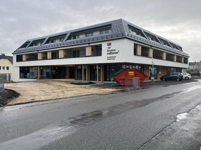 Krummnußbaum zeigt sich von einer neuen Seite: Nur noch der Baustellenabfall-Container erinnert an das langjährige Projekt. | Foto: Pauline Schauer