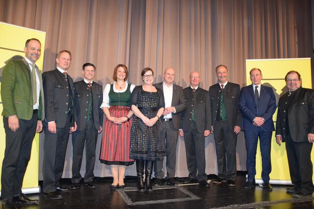 Vorstand, Aufsichtsrat und Ehrengäste bei der Generalversammlung. | Foto: Regionalmedien