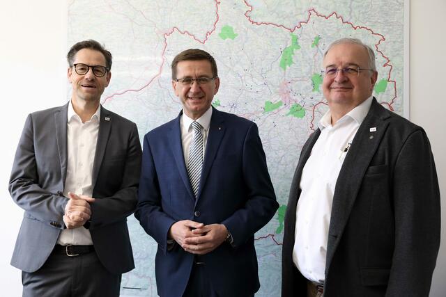 Norbert Mayr, Wirtschafts-Landesrat Markus Achleitner und Klaus Thürriedl. | Foto: Land OÖ/Daniel Kauder