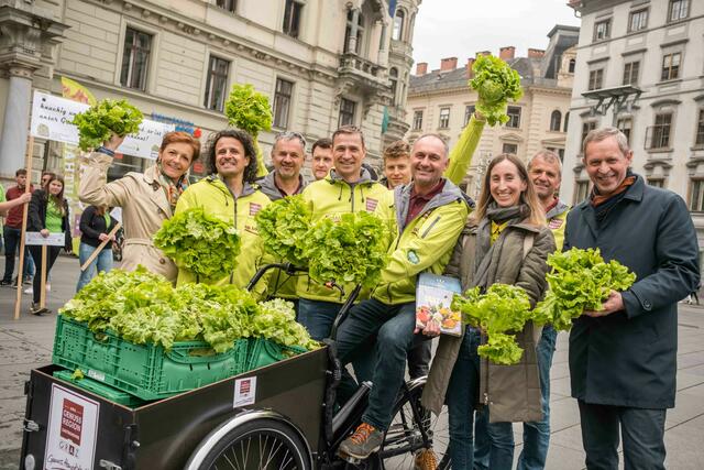 Ein lauter, bunter Paukenschlag für den Grazer Krauthäuptel in der Grazer Innenstadt: frisch geerntet vom Feld wurde er direkt in die Landeshauptstadt gebracht. Im Bild: Vizepräsidentin Maria Pein (links) | Foto: LK Steiermark/Danner