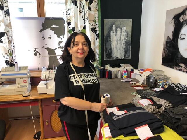Die Power Pinzgauerin Vesna Divkovic in ihrer Schneiderwerkstatt. Aktuell können ihre Acryl-Werke im Tauriska-Kammerlanderstall angeschaut werden!  | Foto: TAURISKA