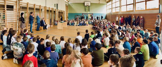 An der Präsentation der Siegerzeichnungen nahmen alle Schüler der VS Seiersberg teil.  | Foto: Werner Koch