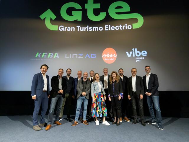 Gelungene Premiere des Roadmovies „Gran Turismo Electric Oberösterreich“ im Cineplexx in Linz. Im Bild Vertreter:innen der Projektteilnehmer. | Foto: Keba