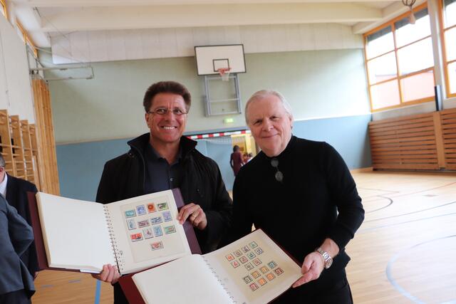Bgm. Werner Baumann und GK Werner Koch mit Briefmarken, die Sammlern die ganze Welt in ihrer breiten Vielfalt an Motiven öffnen.  | Foto: Edith Ertl