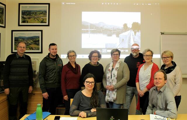 Vorne sitzend: Tina Frischmann und Philipp Mettauer von INJÖST. 
Hinten stehend von links v.l.: Johann Schweiger, Gemeinderat Christopher Indra, Gertrude Eigelsreiter-Jashari, Susanne Schönbrunner, Vizebürgermeisterin Monika Feichtinger, Gemeinderat Alfred Streicher (Topothek),  Büchereileiterin Andrea Gröbl, Heidi Edelmaier. | Foto: Bücherei Traisen