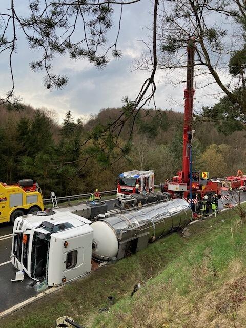 Der Sattelschlepper rutscht nach dem Zusammenstoß mit der Leitplanke auf der B 37.  | Foto: LPD NÖ-LVA