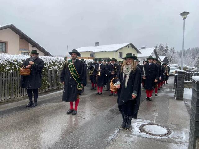 Der Musikverein Mitterbach marschierte beim Osterweckruf durch den Ort.  | Foto: MV Mitterbach