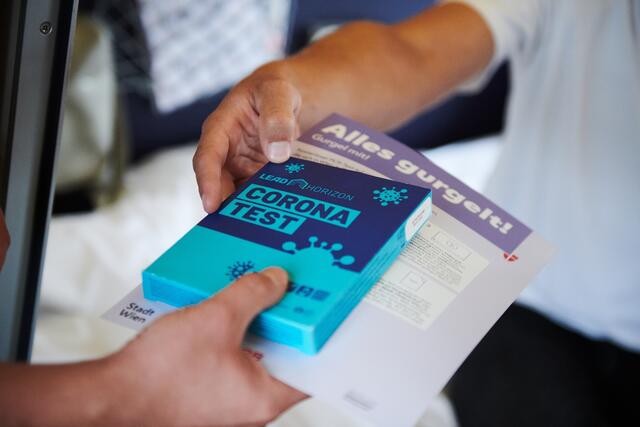 Die Stadt Wien hat jedoch die Kapazitäten bei der Auswertung zurückgefahren, da auch weniger getestet wird. Deshalb findet bereits ab Montag, 17. April, aufgrund des rückläufigen Testvolumens die Abholung nur um 14 Uhr statt. | Foto: ÖBB